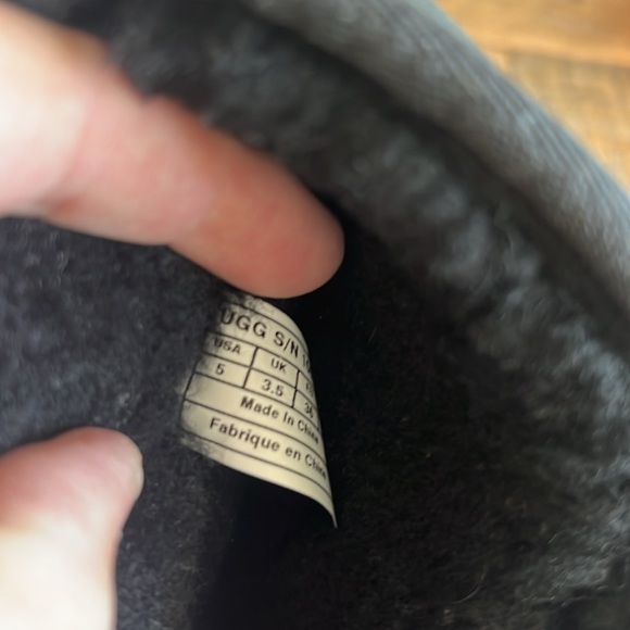 Women’s classic short Ugg boot.  Size 5 black. - Picture 5 of 5